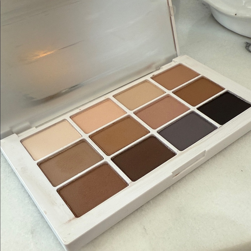 Makeup by Mario 
MASTER MATTES® EYESHADOW PALETTE: THE NEUTRALS - Picture 4 of 9
